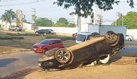 VÍDEO: Mulheres ficam feridas após carro capotar em Manaus