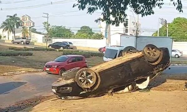 VÍDEO: Mulheres ficam feridas após carro capotar em Manaus