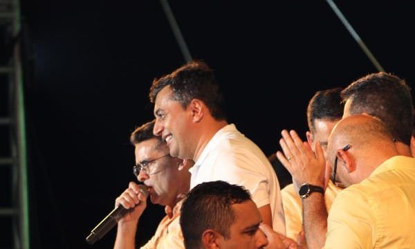 Wilson Lima e David Almeida levam multidão em grande convenção partidária