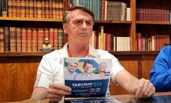 Ação pede que TSE impeça Bolsonaro de fazer lives eleitorais no Planalto