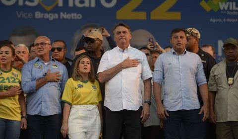 Bolsonaro declara apoio à reeleição de Wilson Lima, em comício em Manaus