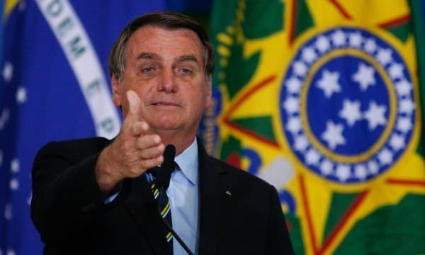 Bolsonaro sanciona lei que reduz idade mínima para laqueadura