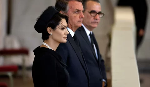 Bolsonaro visita o caixão e presta homenagem à rainha, em Londres