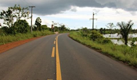 Carro colide com caminhão com tijolos na rodovia AM-070