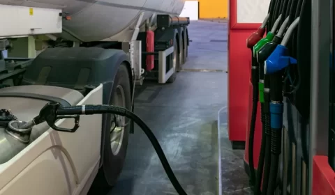 Corte de R$ 0,30 no preço do diesel começa a valer hoje nas refinarias