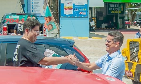 David Almeida desce de carro na Boulevard e reafirma apoio para Hissa Abrahão: ‘meu deputado federal’