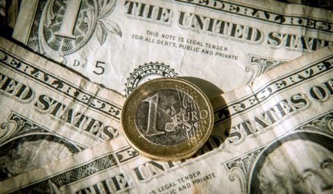 Dólar bate novo recorde frente ao euro em quase 20 anos