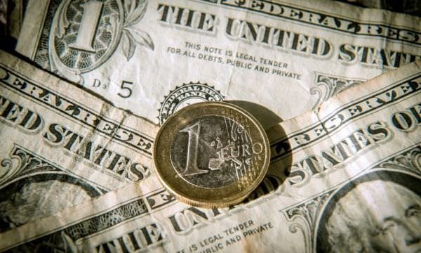 Dólar bate novo recorde frente ao euro em quase 20 anos