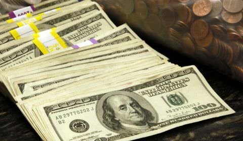 Dólar passa a cair e real se destaca no mundo em dia de PIB melhor no Brasil