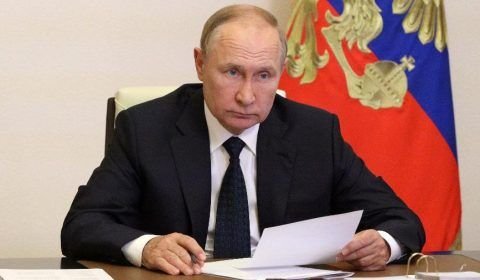 Ex-embaixador: Putin não está blefando e pode usar armas táticas nucleares