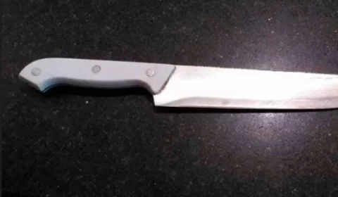 Garoto “alucinado” ameaça adolescente de 16 anos com faca