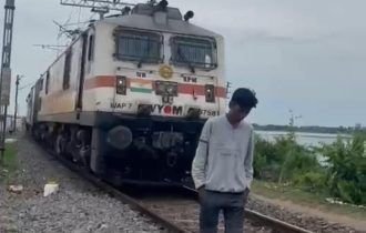 Homem é atingido por trem enquanto gravava vídeo ao Tik Tok; imagens fortes
