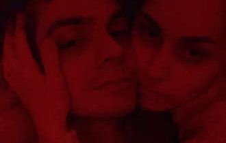 Jovem fala de polêmica após assumir namoro com a própria irmã: “Pecado é negar uma tentação”