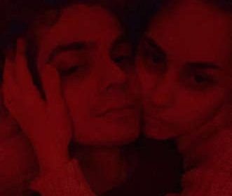 Jovem fala de polêmica após assumir namoro com a própria irmã: “Pecado é negar uma tentação”