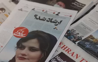 Pai de iraniana morta por mau uso do véu diz que governo mente