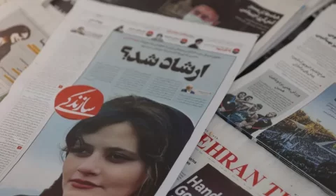 Pai de iraniana morta por mau uso do véu diz que governo mente