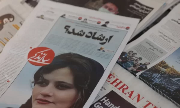 Pai de iraniana morta por mau uso do véu diz que governo mente