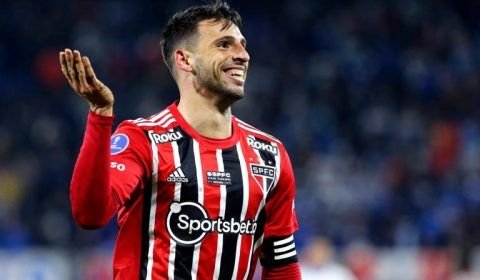 As câmeras flagraram: Calleri se revolta com a arbitragem, invade o vestiário e gera tumulto no Morumbis