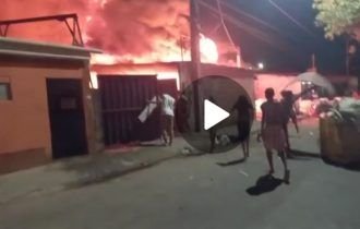 URGENTE: incêndio de grande por proporção atinge depósito de reciclagem em Manaus