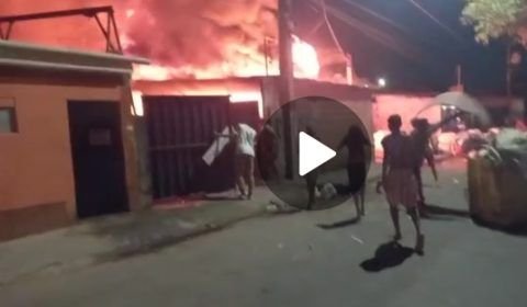 URGENTE: incêndio de grande por proporção atinge depósito de reciclagem em Manaus