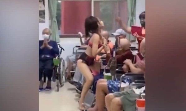 Vídeo: A pipa do vovô vai subir? Abrigo contrata strippers para divertir idosos