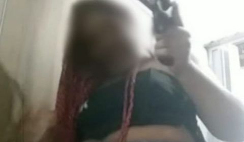 Vídeo: ‘Blindada’ se exibe com arma e depois é morta a tiros