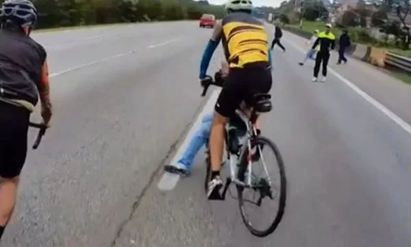 Vídeo: gangue derruba ciclista em rodovia e rouba bike de R$ 15 mil