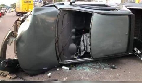 VÍDEO: Idosa fica ferida e homem preso às ferragens em acidente de carros em Manaus