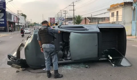 VÍDEO: Idosa fica ferida e homem preso às ferragens em acidente de carros em Manaus
