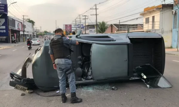 VÍDEO: Idosa fica ferida e homem preso às ferragens em acidente de carros em Manaus