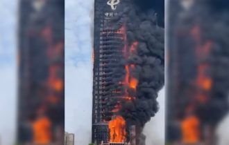 Vídeo: Incêndio arrasa arranha-céu em cidade na China