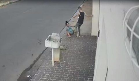Vídeo: mulher é agredida por homem à luz do dia, em Uberlândia