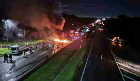 Após vitória de Lula, caminhoneiros fecham vias e pedem intervenção militar