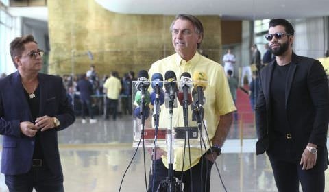 Bolsonaro recebe apoio de ex-senadores e cantores sertanejos