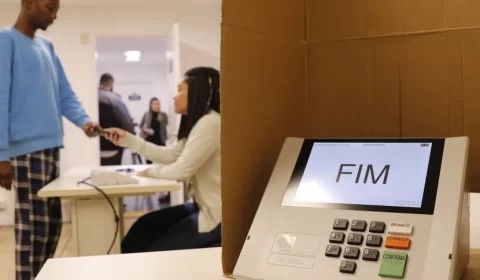 Brasileiros vão às urnas neste domingo definir o presidente e 12 governadores