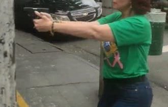 Carla Zambelli saca arma no meio da rua e entra em comércio