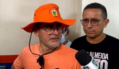 David Almeida vota no bairro Betânia ao lado de Daniel Almeida