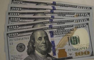 Dólar cai para R$ 5,25, refletindo bom humor externo