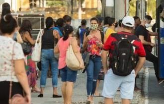 Eleitores saem para votar a pé após corte de transporte público