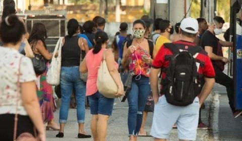 Eleitores saem para votar a pé após corte de transporte público