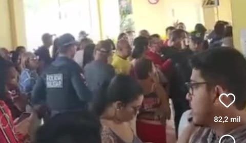 Eleitores trajando vermelho são impedidos de comprar passagem para votar