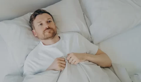 Entenda o que é a doença do pensamento acelerado, que causa irritação e insônia