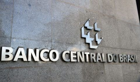 Relatório do BC prevê alta de 2,1% do PIB e queda da inflação em 2025