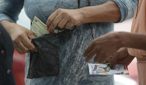 Mesária é presa praticando boca de urna