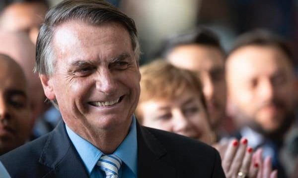 Na véspera do 2° turno, Bolsonaro turbina pacote de bondades por votos