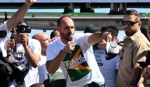 Na véspera do debate, Eduardo Bolsonaro faz estrago na campanha do pai