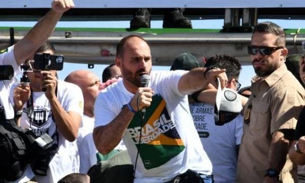 Na véspera do debate, Eduardo Bolsonaro faz estrago na campanha do pai