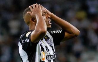 "Pagaria apenas o salário de R$ 530 mil"; Grêmio quer 'atravessar' Diniz e atacante é 1ª opção para reforçar elenco em 2023