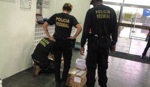 PF apreende no aeroclube material de campanha e cartões de auxílio municipal que iriam para Eirunepé