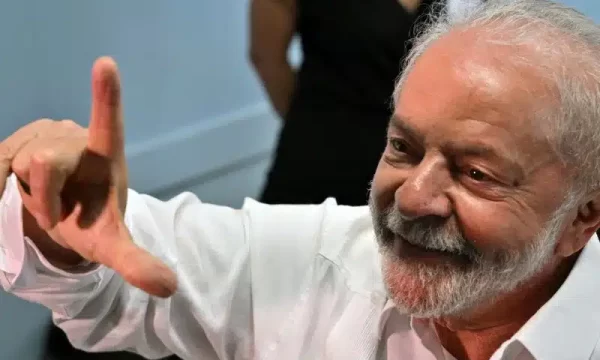 Povo define neste domingo modelo de Brasil que deseja, diz Lula ao votar